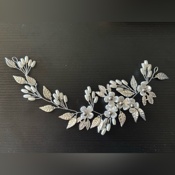 Bridal hair vine | Silver and Pearls - Picture 3 of 10